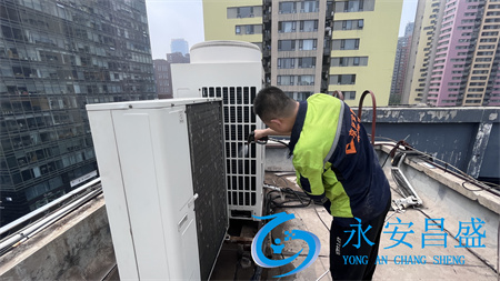 中央空調(diào)霉味源頭破解 4步清洗過濾網(wǎng)降低能耗20%實(shí)測